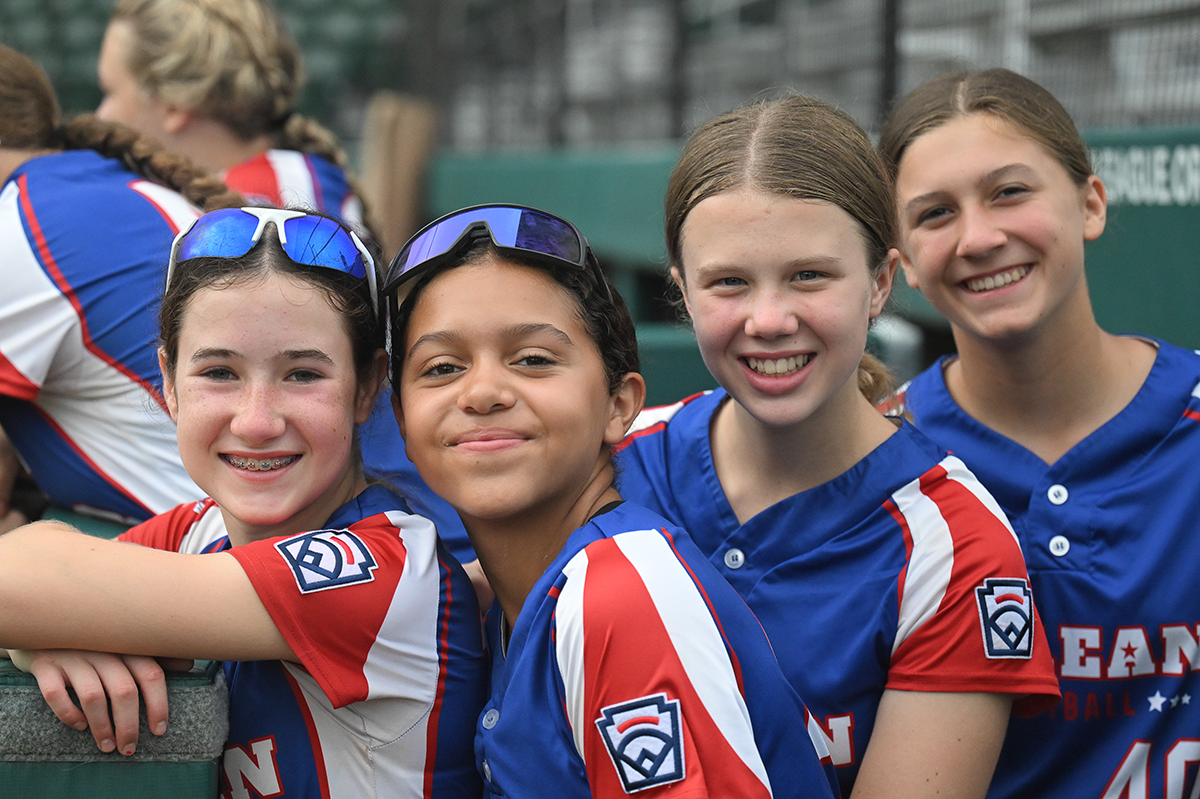 Group of softball players similing